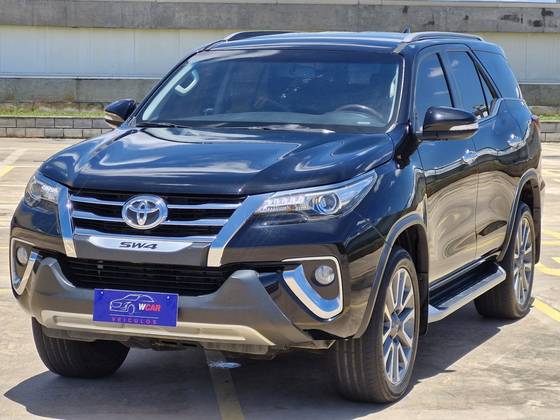 TOYOTA HILUX SW4 2.8 SRX 4X4 7 LUGARES 16V TURBO INTERCOOLER DIESEL 4P AUTOMÁTICO
